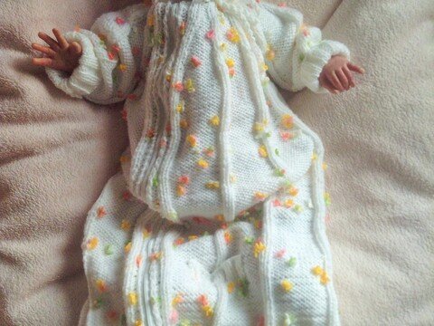 Strickanleitung Strampelsack mit Gurtschlitzen 0-6 Monate