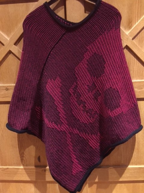 Gestrickter Poncho mit Totenkopf im Schattenstrick