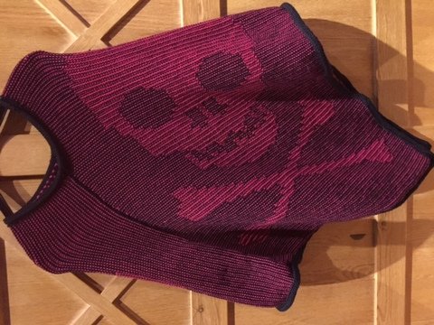 Gestrickter Poncho mit Totenkopf im Schattenstrick