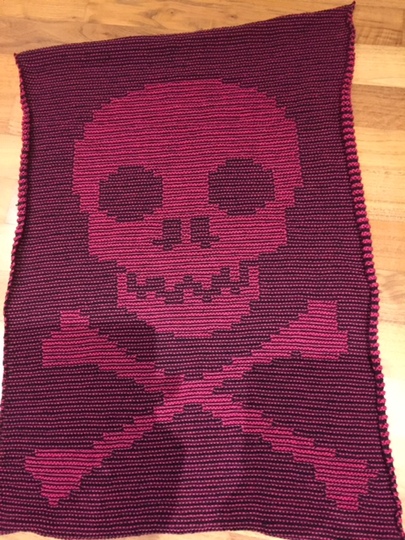 Gestrickter Poncho mit Totenkopf im Schattenstrick