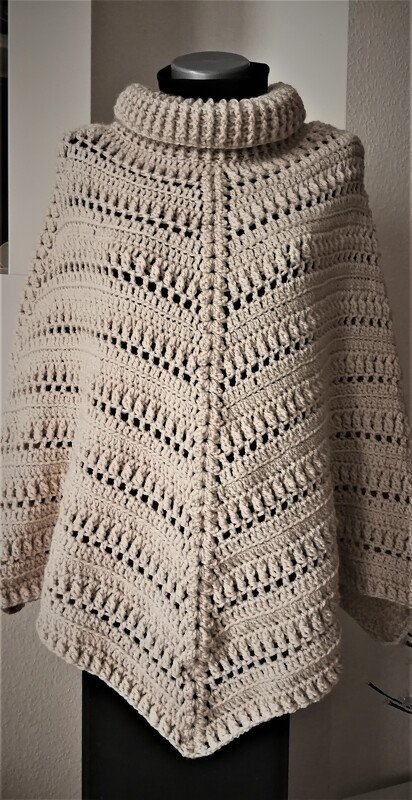 Häkelanleitung Poncho mit Rollkragen & Armstulpen - Bild 4