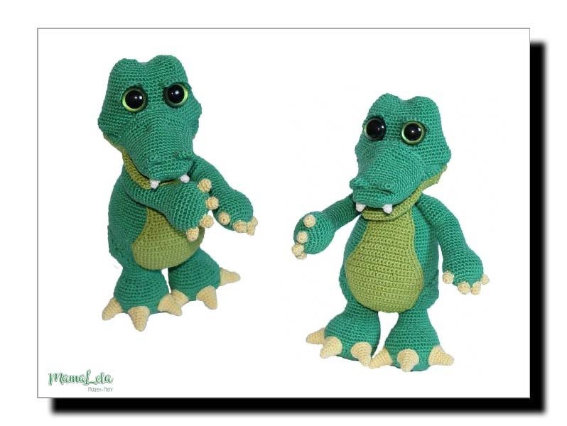 Zwei stehende gehäkelte grüne Krokodil-Amigurumis mit hellgrünem Bauch und großen Augen