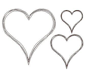 Drei gestickte Herzumrisse, ein großes und zwei kleinere, auf weißem Hintergrund