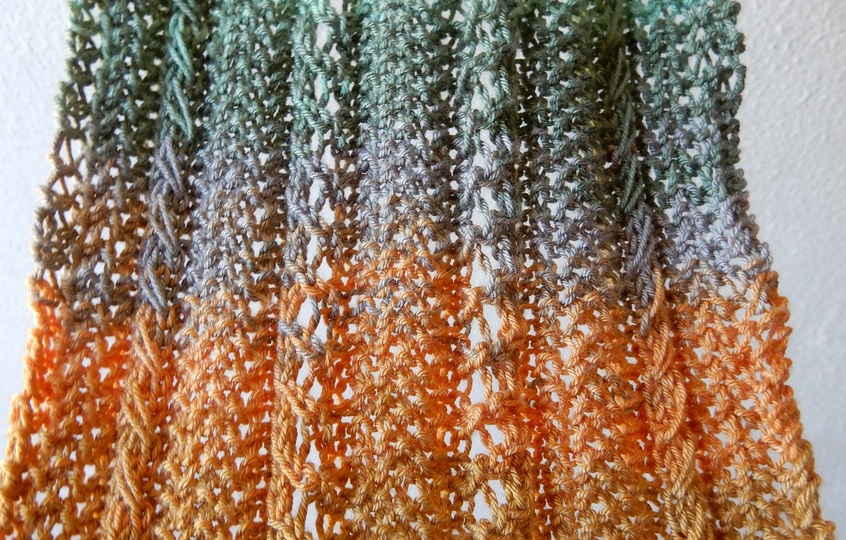 Strickanleitung Schal mit Loch- und Zopfmuster "Savanna"