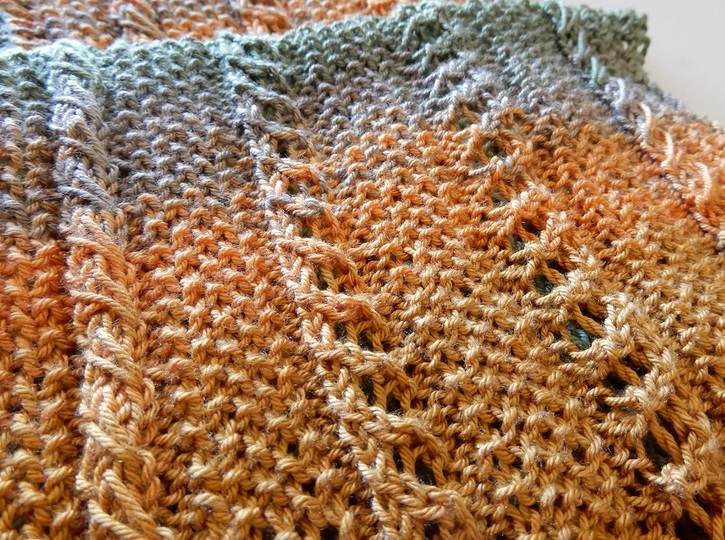 Strickanleitung Schal mit Loch- und Zopfmuster "Savanna"
