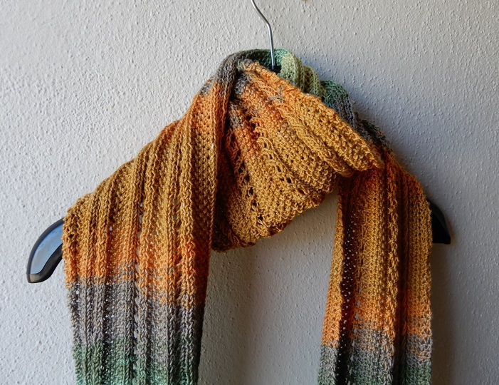 Strickanleitung Schal mit Loch- und Zopfmuster "Savanna"