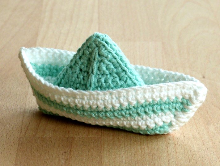 Crochet pattern paperboat in 2 sizes