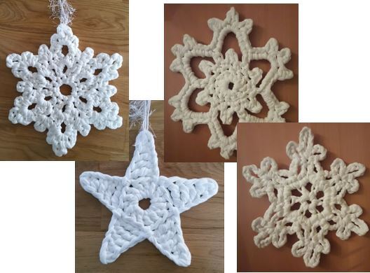 Collage aus drei weißen gehäkelten Dekorationen: zwei Schneeflocken und ein Stern mit Aufhängern.