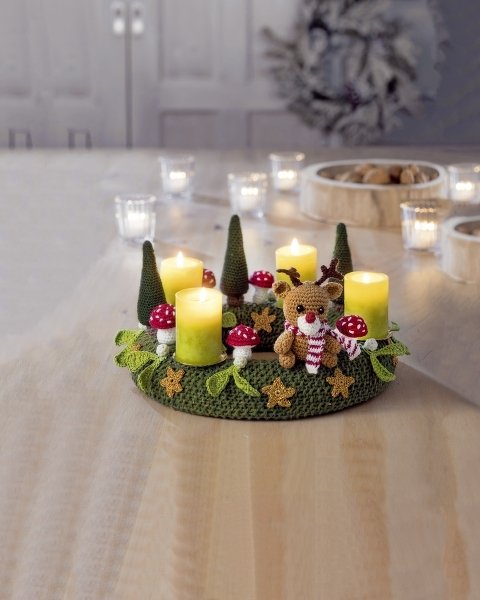 Gestrickter Adventskranz  mit gehäkelten Amigurumi-Motiven