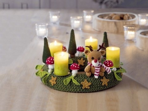 Gestrickter Adventskranz  mit gehäkelten Amigurumi-Motiven