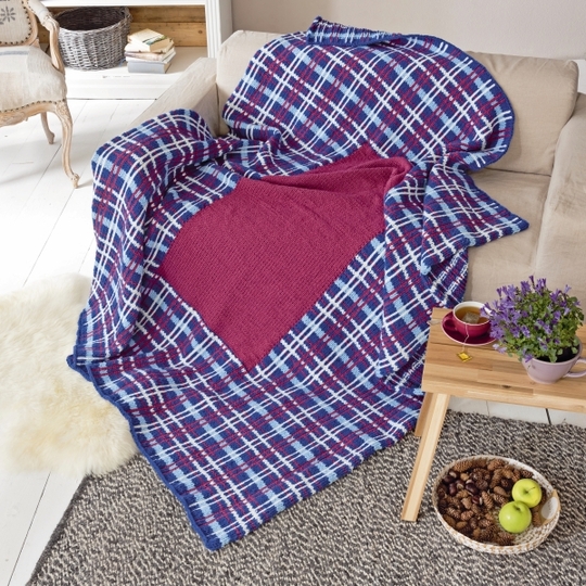 Plaid und Kissen im Schottenkaromuster