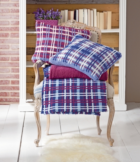 Plaid und Kissen im Schottenkaromuster