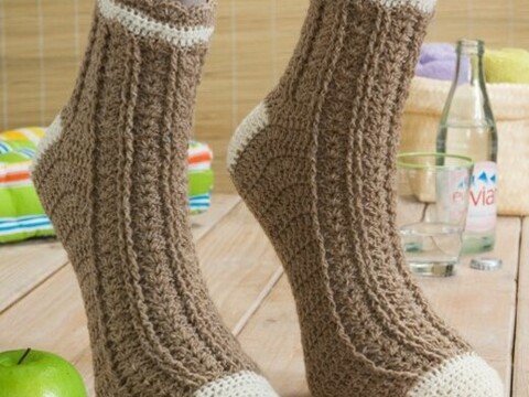 Socken Häkeln mit Musterstreifen und Bogenrand