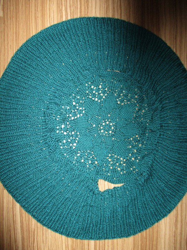 petrolfarbenes rundes gestricktes Kindercape mit sternförmigem Lochmuster und Rippenrand