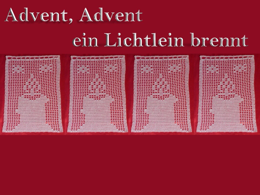 Vier weiße gehäkelte Filetquadrate mit Kerzenmotiv auf rotem Untergrund und Schrift 'Advent, Advent ein Lichtlein brennt'