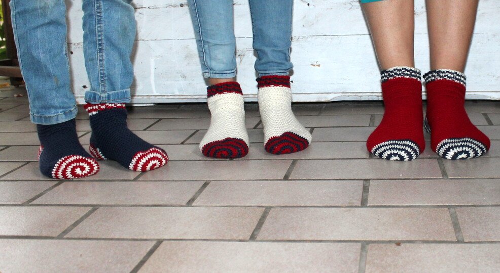 Spiralsocken häkeln – Ringelsocken in drei Größen (deutsche Anleitung)