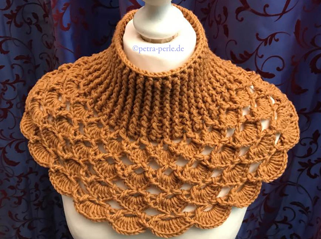 Kragen mit  Reliefstäbchen-Muschelmuster