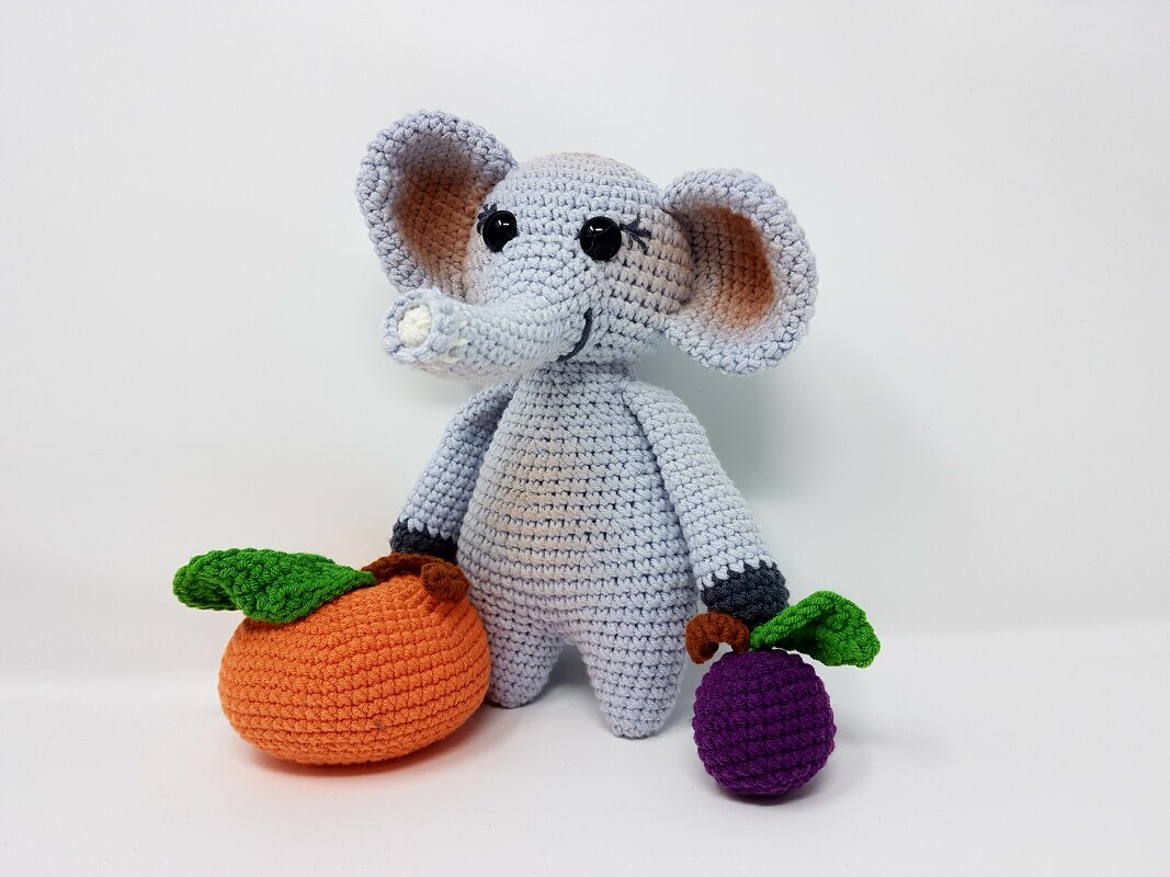Hellgrauer Amigurumi-Elefant mit gehäkelten Früchten als Referenz