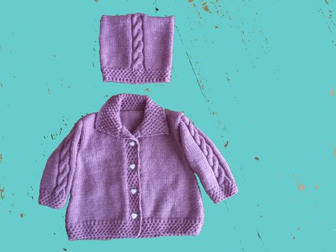 Babyjäckchen und Mütze mit Zöpfen