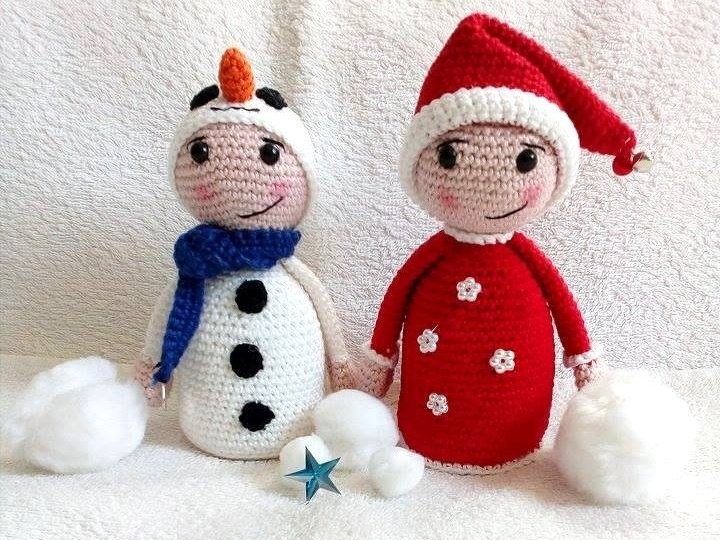 Zwei gehäkelte Amigurumi-Figuren: Schneemann mit blauem Schal und Weihnachtself im roten Kleid