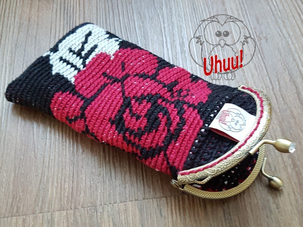 Gehäkeltes schwarzes Etui mit roter Rose und goldfarbenem Bügelverschluss