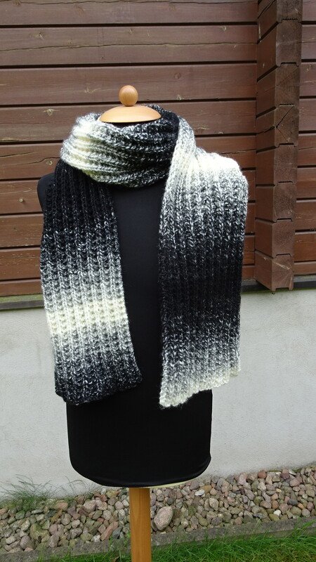 Breiter Rippschal in Rippstruktur mit Schwarz‑Grau‑Weiß‑Verlauf an einer Schneiderpuppe