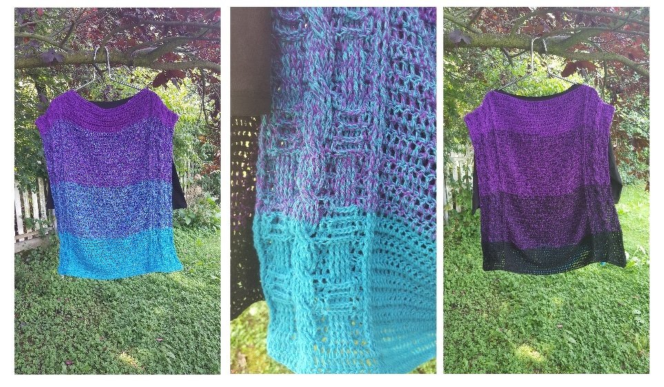 Mehrfarbiger offenmaschiger Häkelpullover (Lila, Blau, Türkis) mit strukturierter Saumkante, hängend im Garten; Nahaufnahme der Maschenstruktur