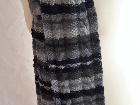 Schal mit Zöpfen und Streifen