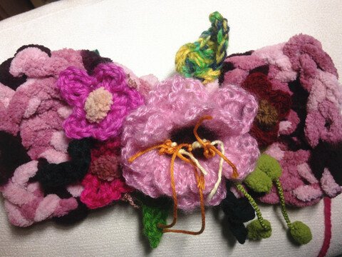 Blümchen verzierte Schleife für Ihre Mütze oder für andere Gelegenheiten verwenden