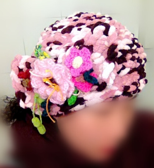 Mütze mit  Blümchen verzierte Schleife & Öffnung auf der Mütze für lange Haar