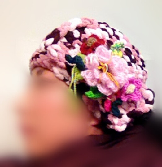 Mütze mit  Blümchen verzierte Schleife & Öffnung auf der Mütze für lange Haar