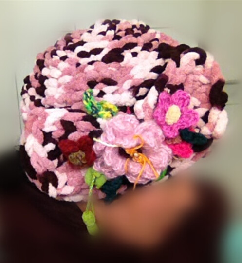 Mütze mit  Blümchen verzierte Schleife & Öffnung auf der Mütze für lange Haar