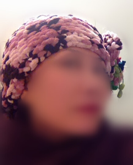 Mütze mit  Blümchen verzierte Schleife & Öffnung auf der Mütze für lange Haar