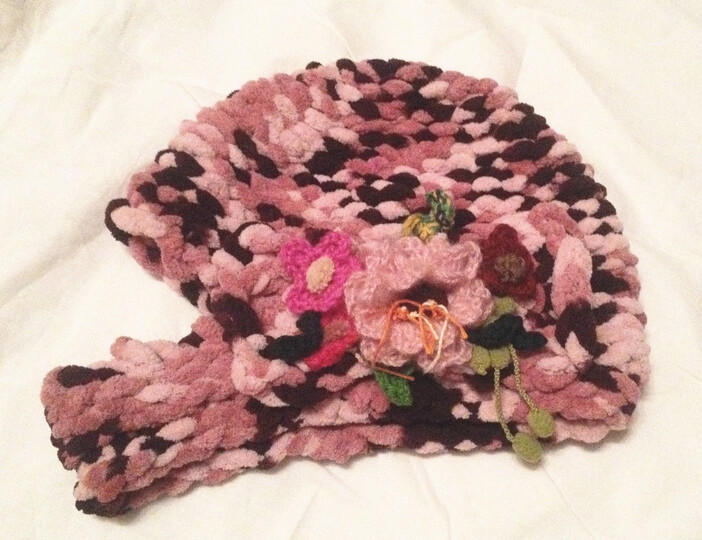 Mütze mit  Blümchen verzierte Schleife & Öffnung auf der Mütze für lange Haar