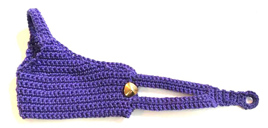 Lila gehäkeltes Etui mit goldfarbener Knopfschließe und Schlaufe