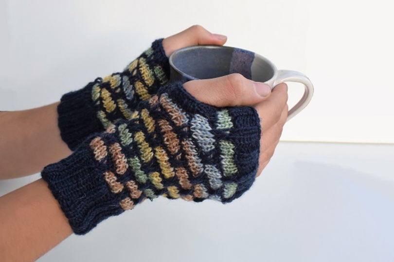 Pulswärmer mit Hebemaschen, in jeder Rd mit nur 1 Faden gestrickt