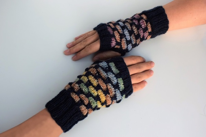 Pulswärmer mit Hebemaschen, in jeder Rd mit nur 1 Faden gestrickt