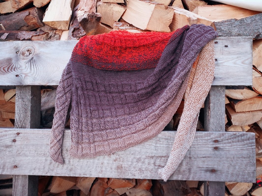 Gehäkeltes Dreieckstuch mit Farbverlauf von Rot zu Beige auf Holzpalette