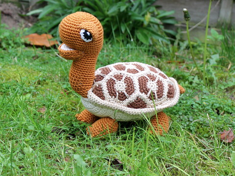 Crochet a Heart Turtle – a brown turtle in rust and beige (EN & DE)