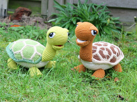 Crochet a turtle – two turtles in green and brown (EN & DE)