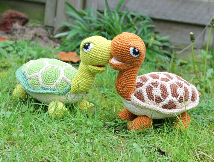 Crochet a turtle – two turtles in green and brown (EN & DE)