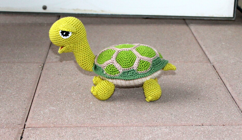 Crochet a turtle – two turtles in green and brown (EN & DE)