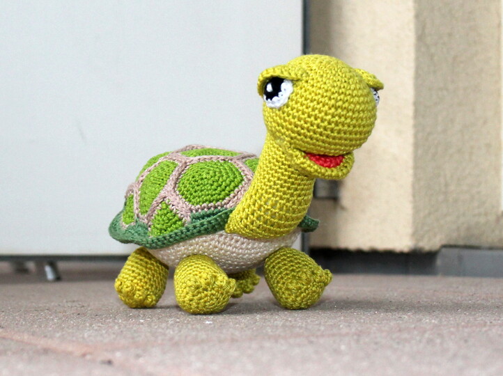 Crochet a turtle – two turtles in green and brown (EN & DE)