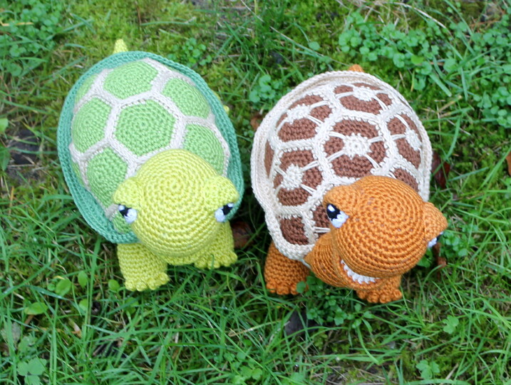 Crochet a turtle – two turtles in green and brown (EN & DE)