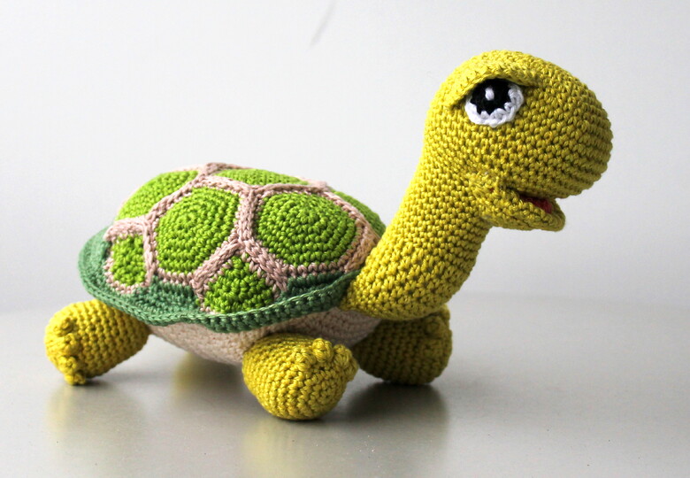 Crochet a turtle – two turtles in green and brown (EN & DE)