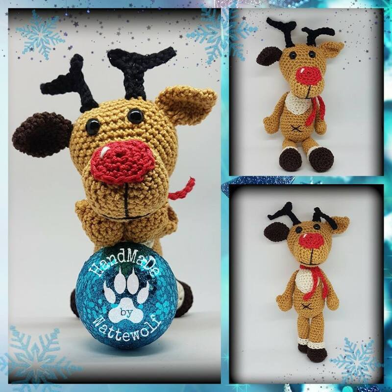 Gehäkeltes Rentier-Amigurumi mit roter Nase und Schal