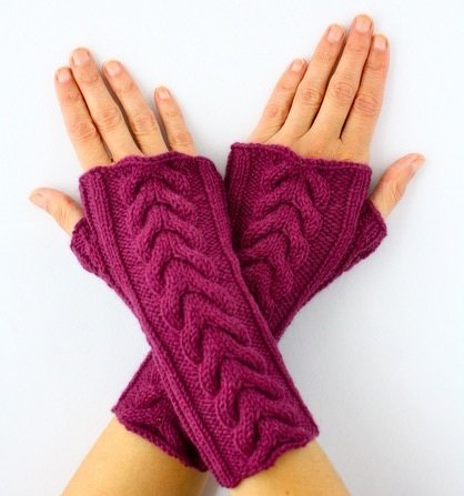 Gestrickte Armstulpen mit Zopf