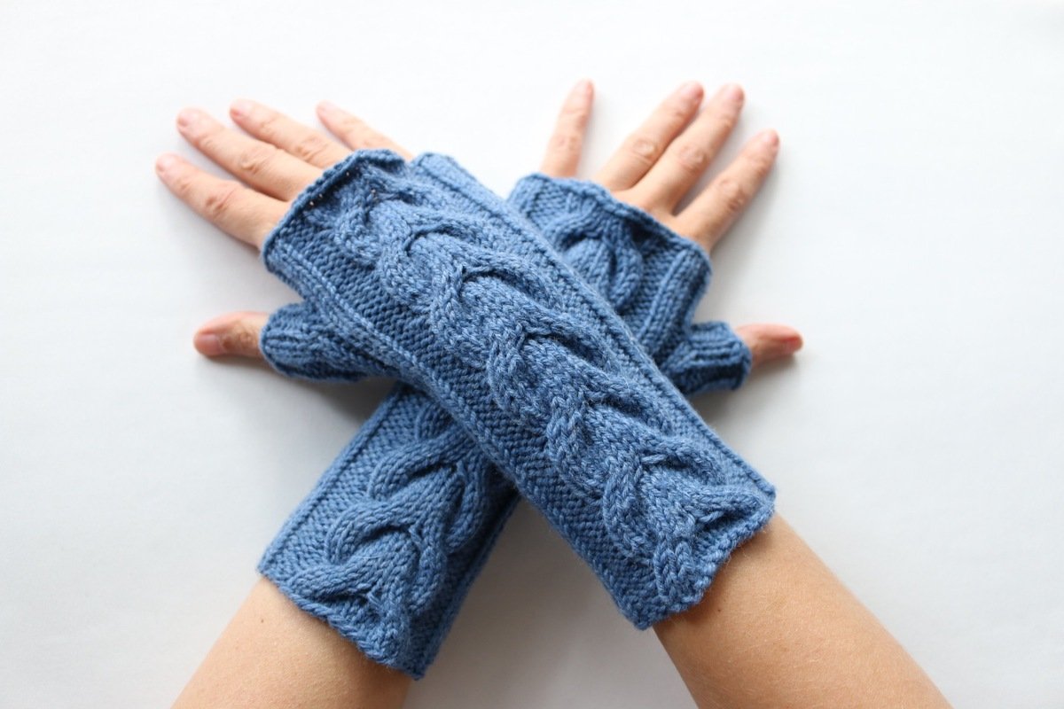 Gestrickte Armstulpen mit Zopf - Bild 4