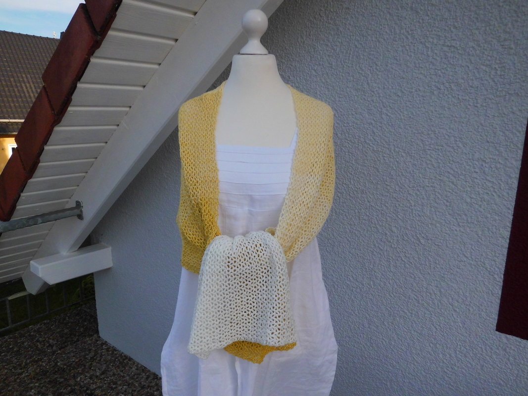 Mannequin mit luftig gehäkeltem Schal in Gelb und Creme, offenes Maschenmuster