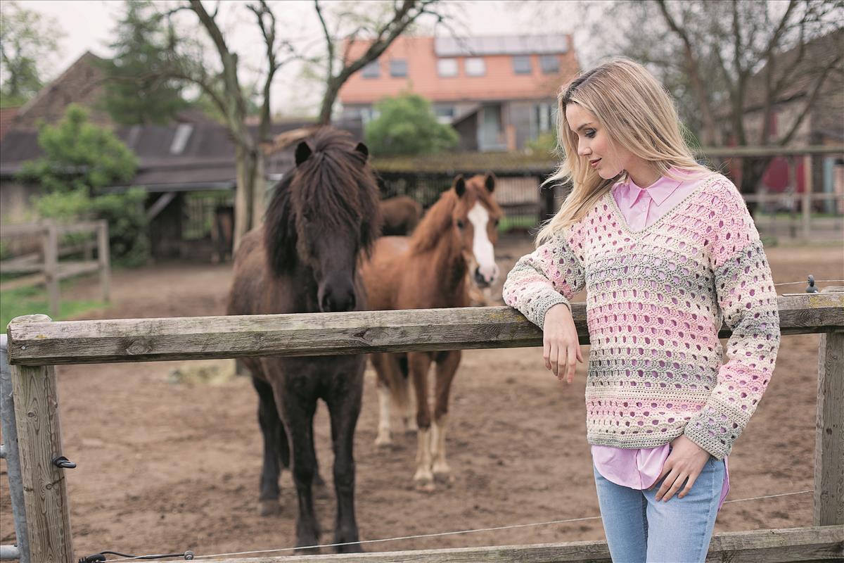 Gehäkelter sportlicher Pullover im Lochmuster aus Verlaufsgarn